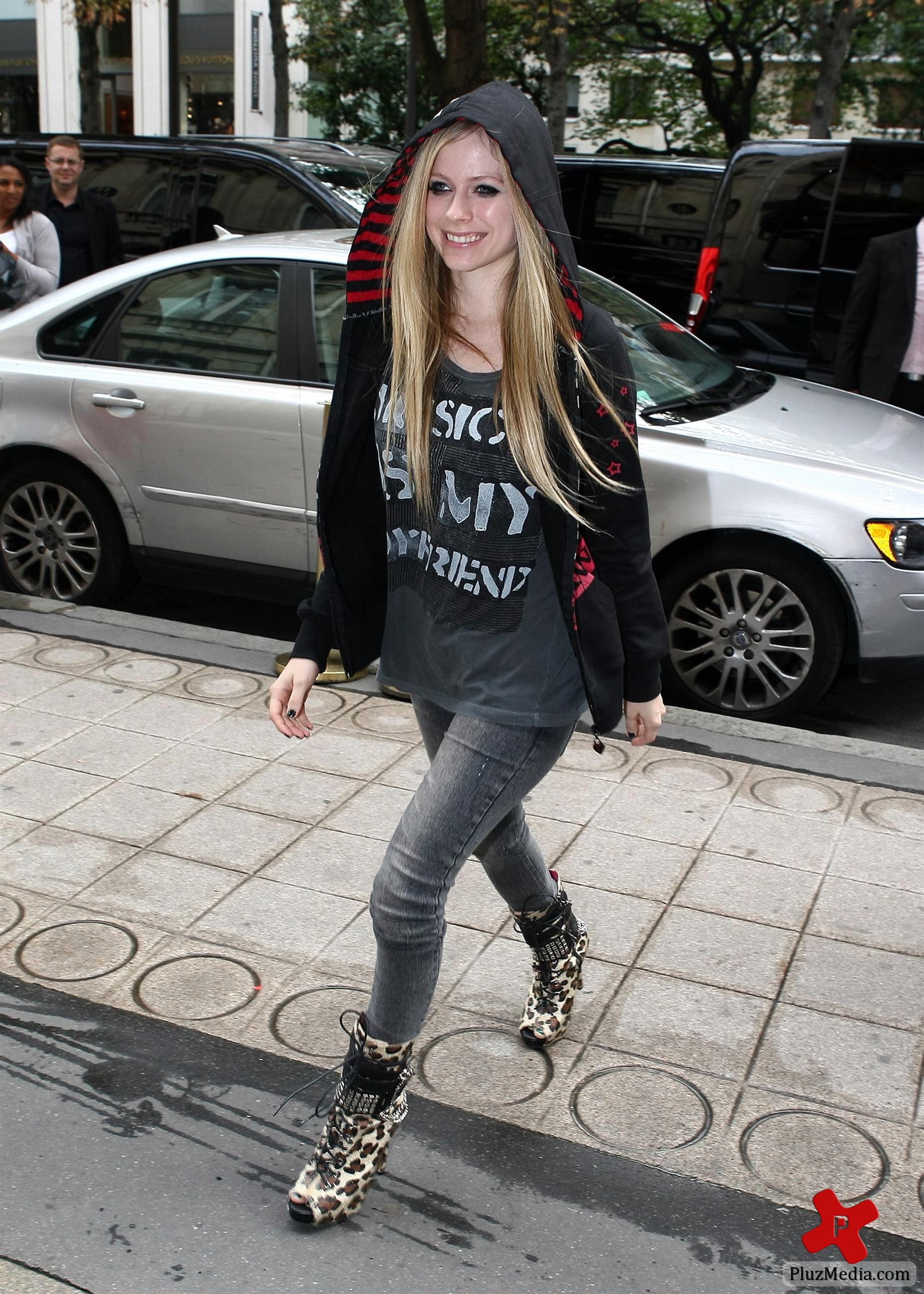 Avril Lavigne is all smiles as she leaves her Paris hotel photos | Picture 77889